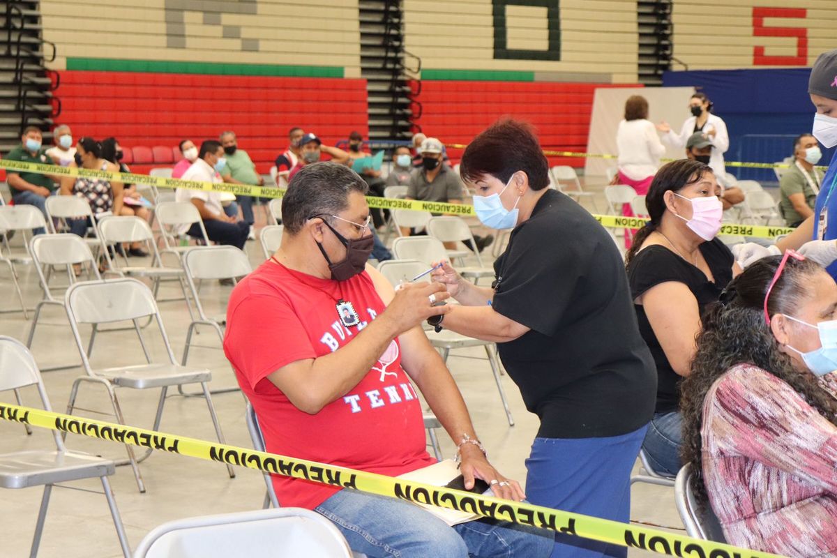 Vacunación covid-19 en Nuevo Laredo a personas de 50 a 59 años de edad. (Ricardo Hernández)