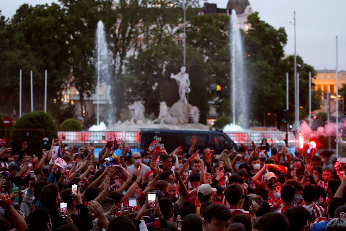 Aficionados del Atlético de Madrid festejan en la Fuente de Neptuno (EFE)