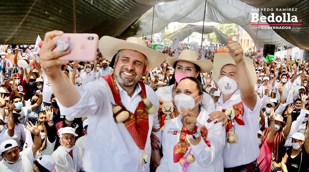 Bedolla Ramírez se comprometió a apoyar a estudiantes con becas. (Especial)