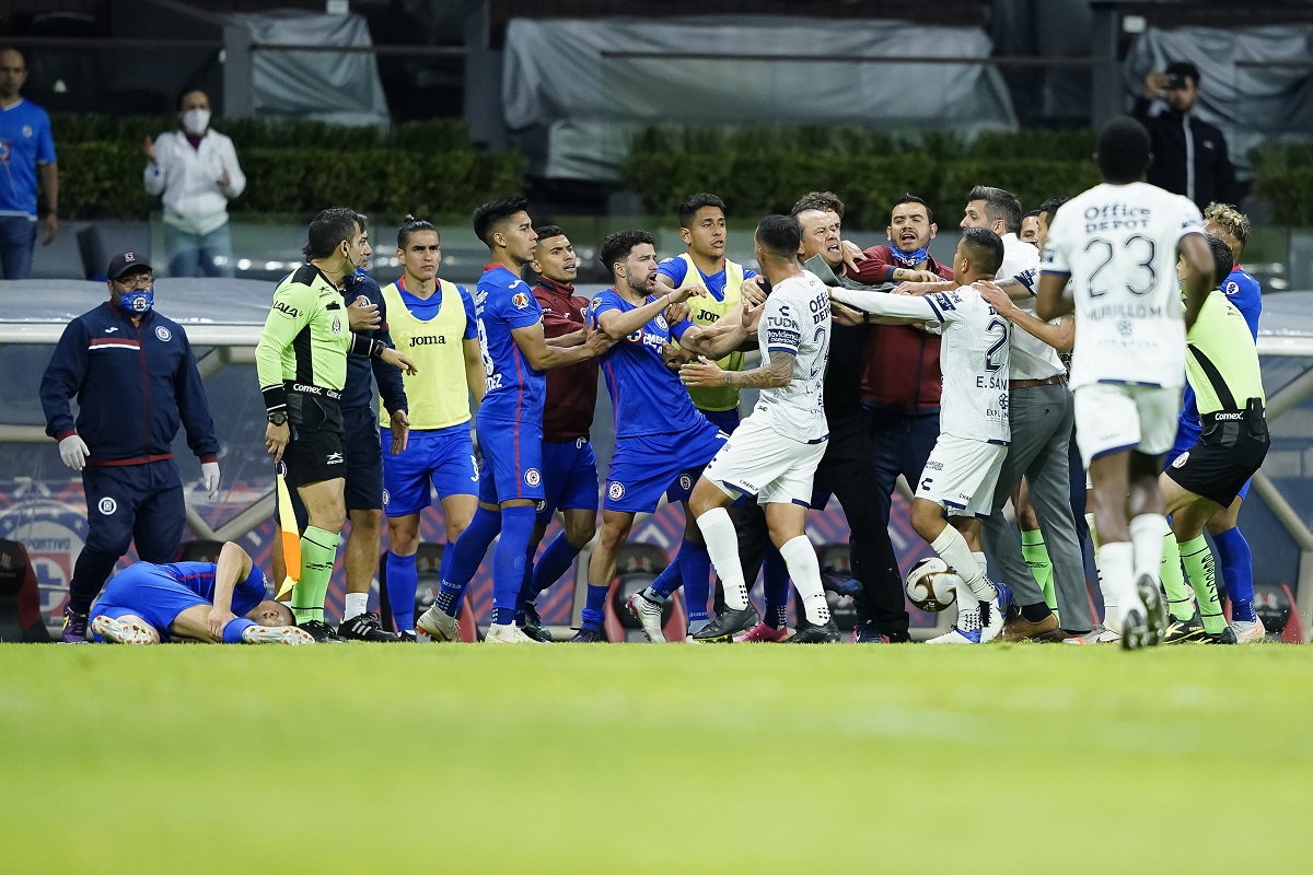 Bronca en el cierre del Cruz Azul vs Pachuca (Imago7)