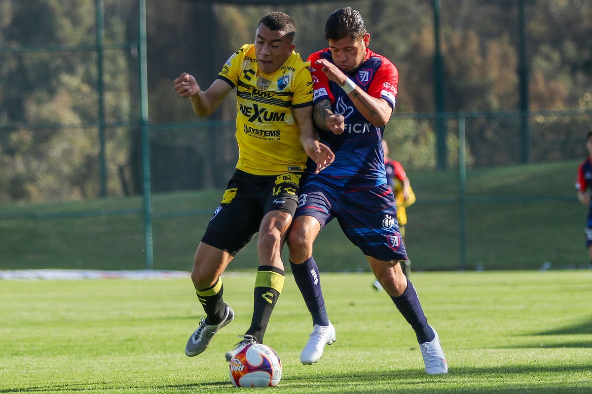 Luis Flores y Luis Morales durante un partido (Imago7)