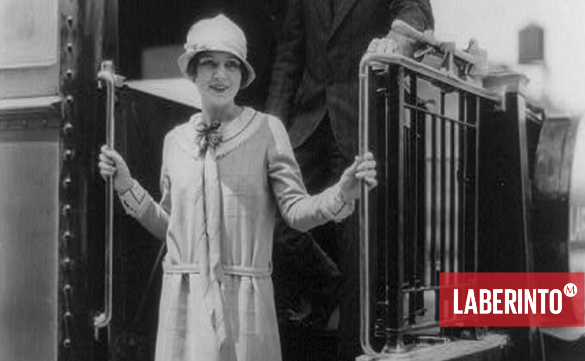 Una mujer desciende de un tren en esta foto de 1927. (Library of Congress)