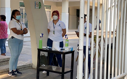 Con sana distancia, jóvenes realizan examen de ingreso a la Universidad Veracruzana