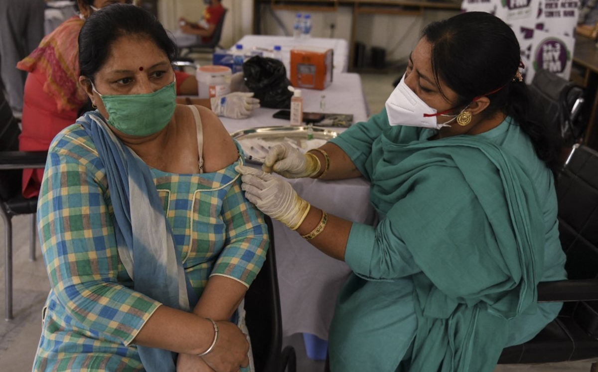 La vacunación en India avanza a pasos forzados, mientras los contagios continúan en aumento. (AFP)