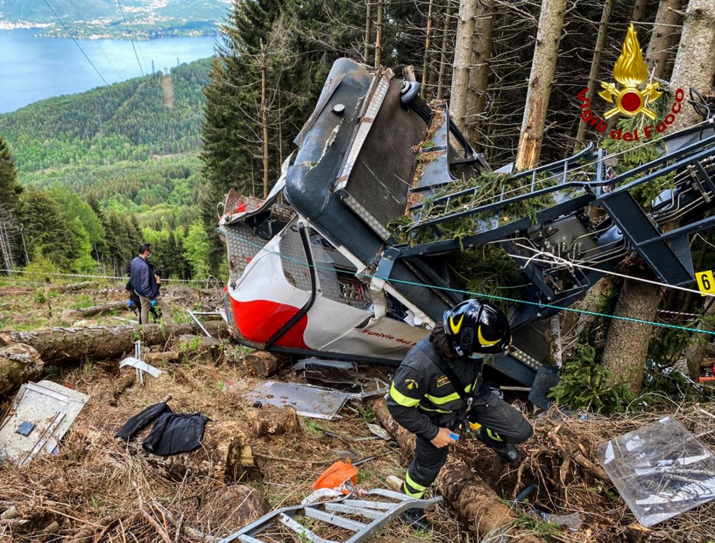 El desplome de la cabina ocurrió a 300 metros de la cumbre de la cumbre de una montaña en Italia. (AFP)
