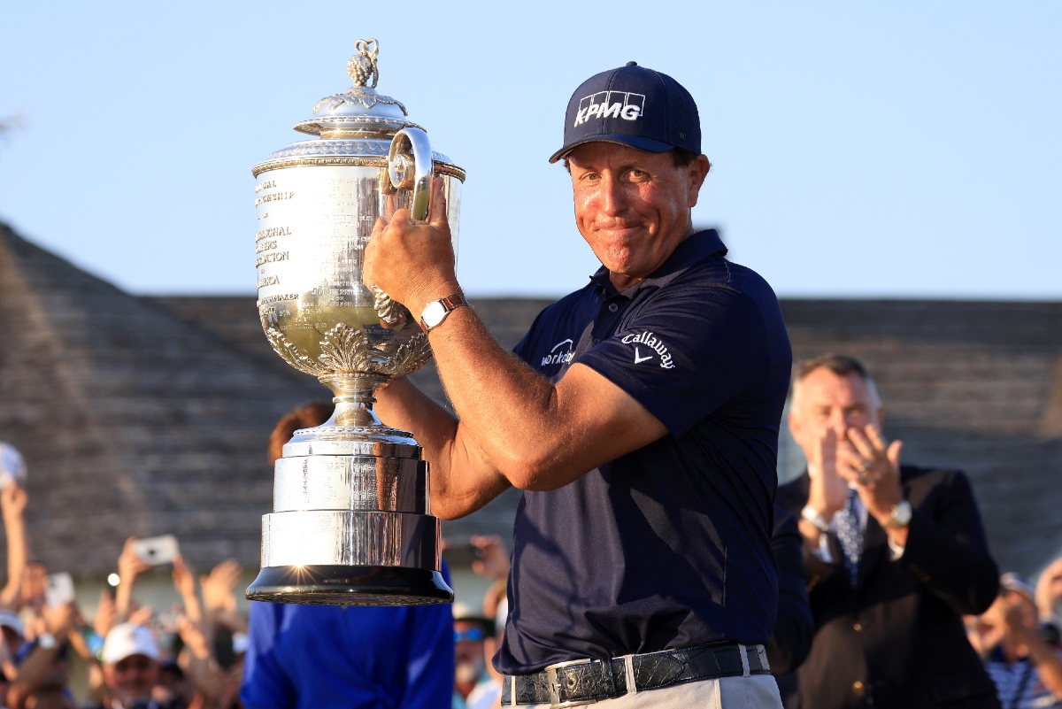 Phil Mickelson, el golfista más veterano en ganar un Major de la PGA (AFP)