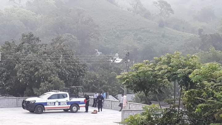 Policías retenidos en Tatacuatitla. (Wendy Salazar)