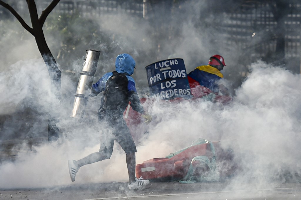 Las protestas en Colombia se mantienen desde hace casi un mes tras la fallida reforma tributaria. (AFP)