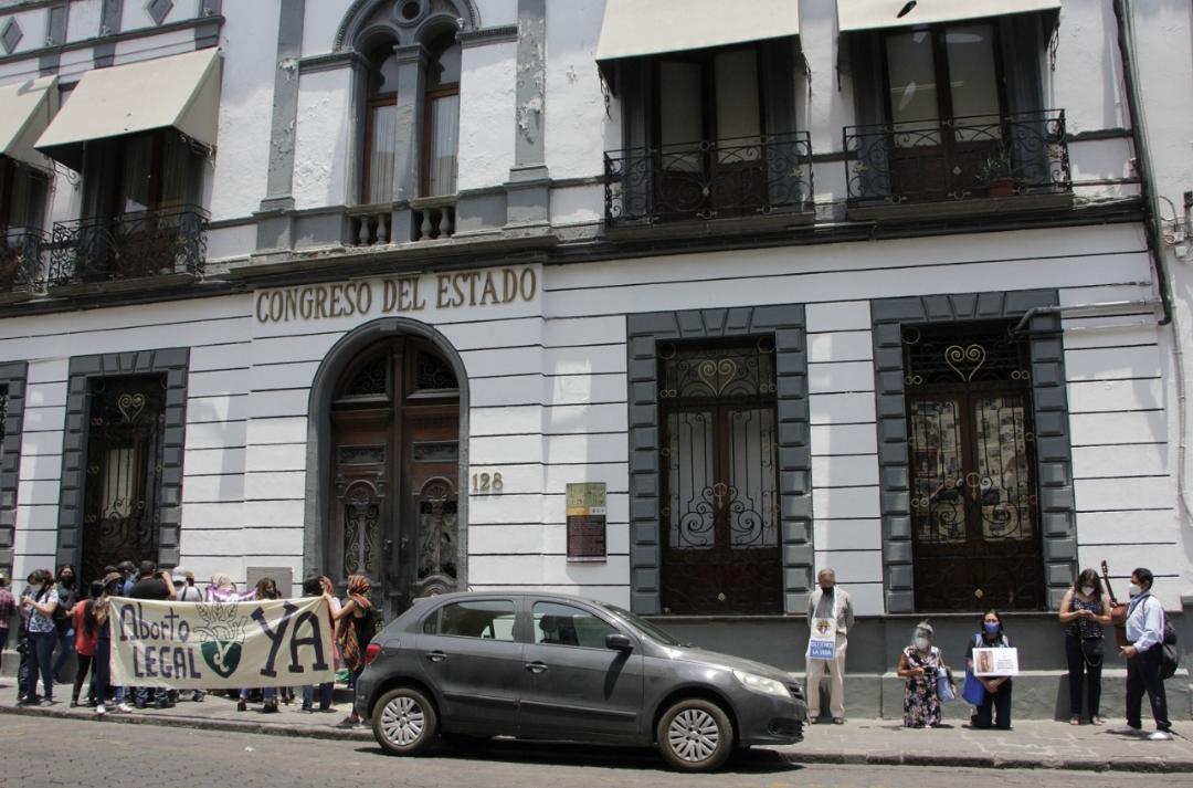 Feministas se manifiestan afuera del Congreso de Puebla | Agencia Enfoque