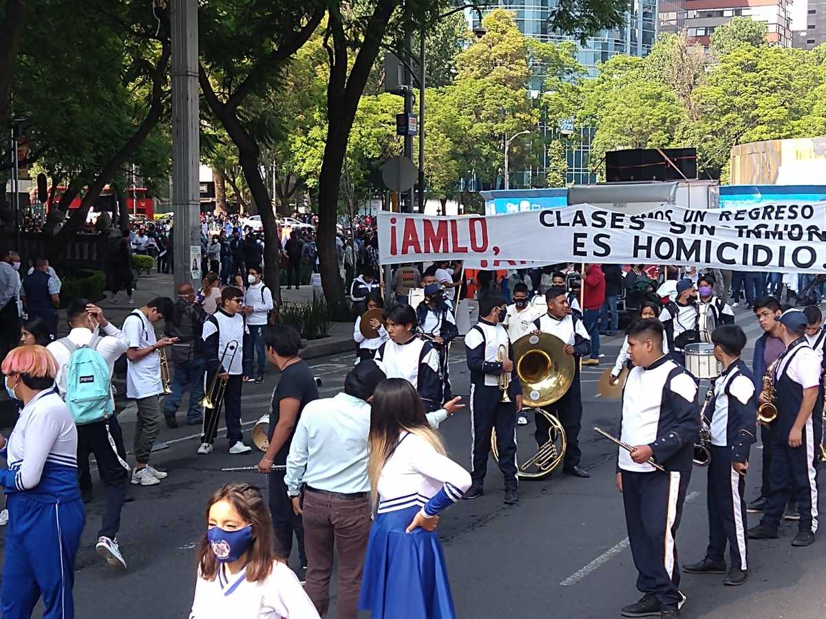 Integrantes de FNERRR marchan al Zócalo de la CdMx. (César Velázquez)