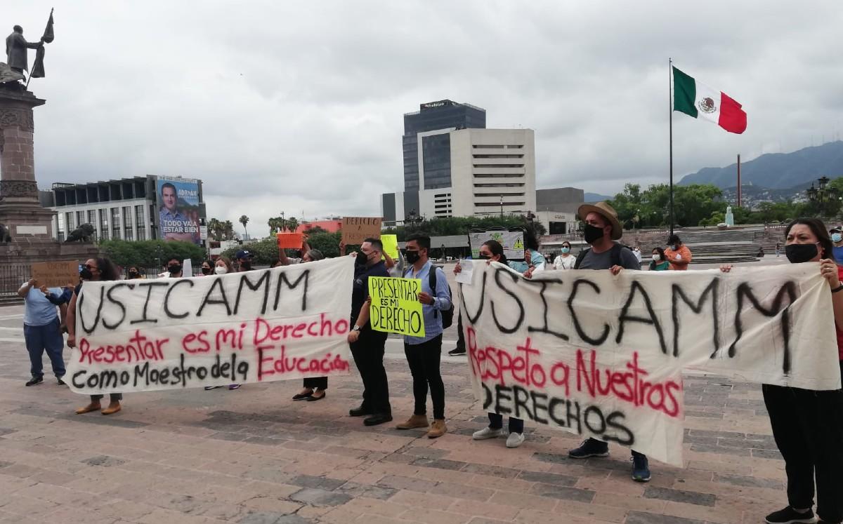Maestros con formación universitaria protestaron en la Explanada de los Héroes. Foto: Sandra González.
