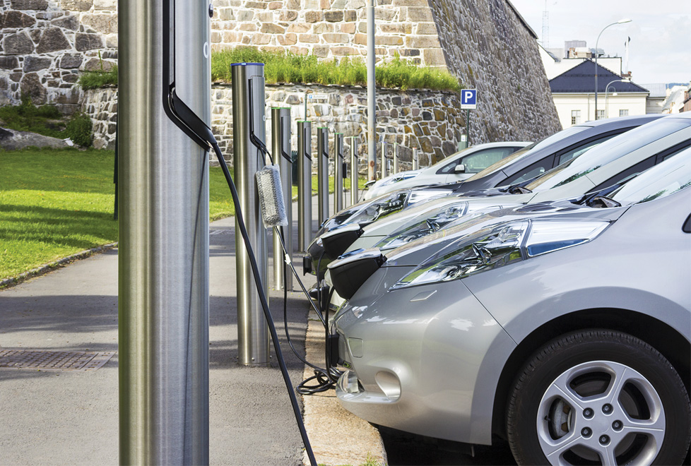 La masificación del uso de autos eléctricos requiere estaciones de recarga en las calles.