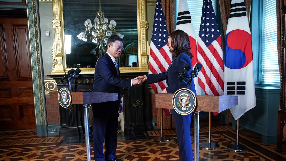 Moon Jae-in, presidente de Corea del Sur y Kamala Harris, vicepresidenta de EU. (Reuters)