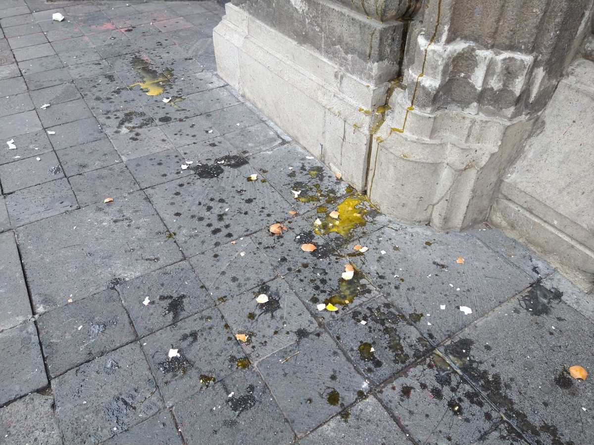 Los muros y la puerta principal fueron ensuciadas. (César Velázquez)