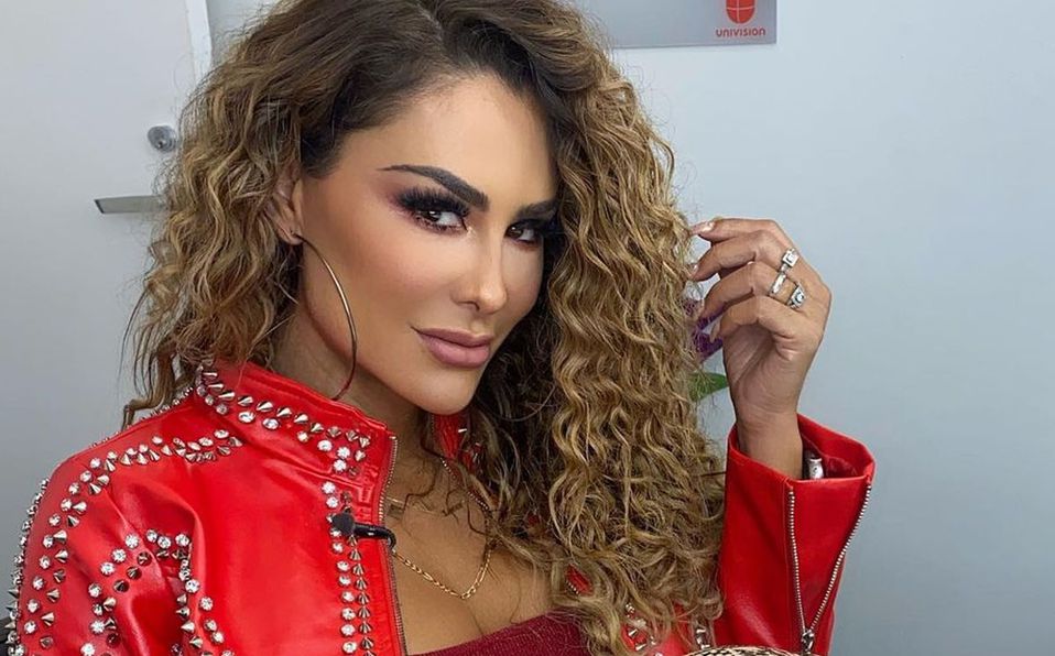Ninel Conde deja ver su lado más arriesgado usando body y medias de red