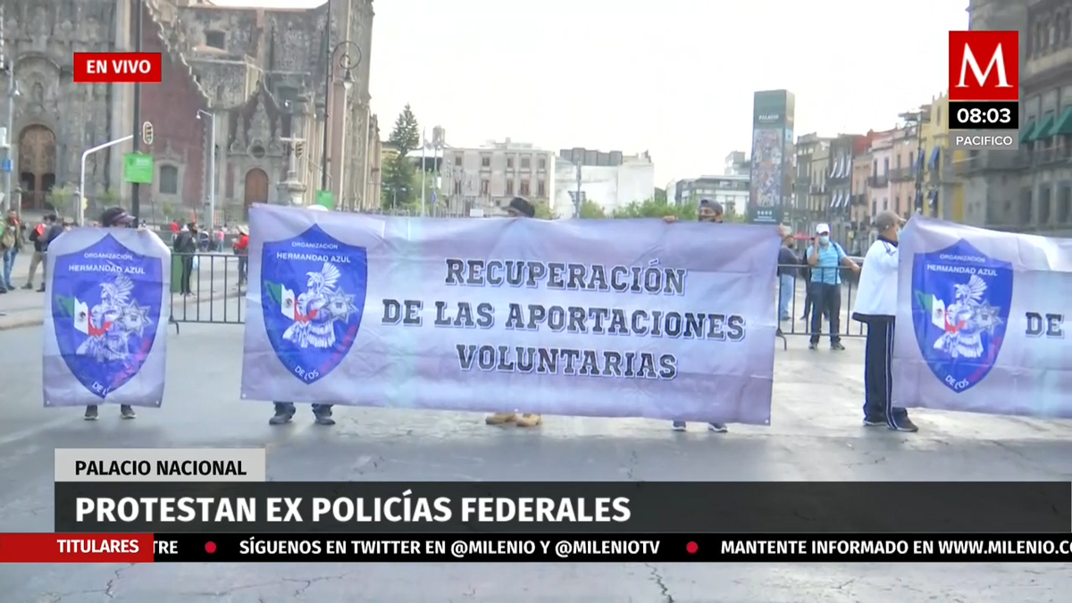 Ex policías protestan frente a Palacio Nacional de la CdMx