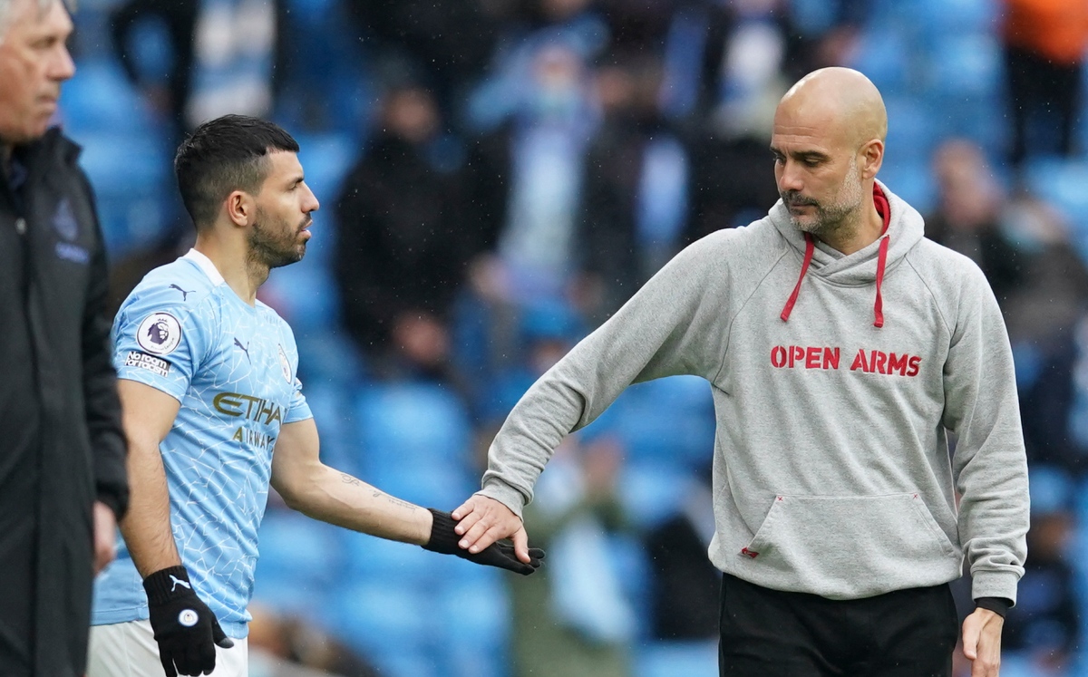 Sergio Agüero y Pep Guardiola (AFP)