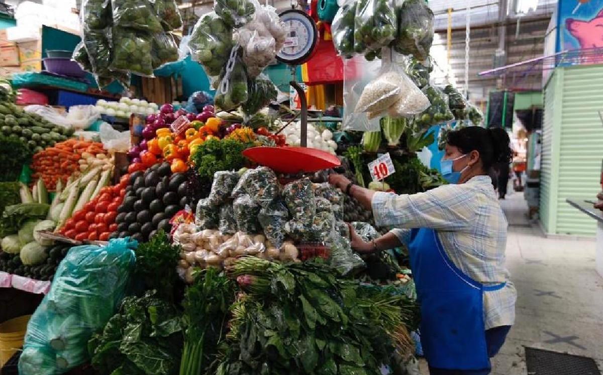 Tonatiuh Bravo buscará apoyo para comerciantes de mercados municipales en Guadalajara