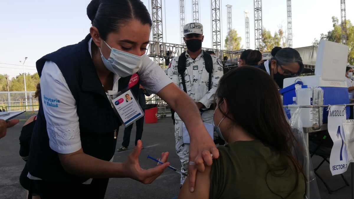 Arranca vacunación anticovid para adultos de 50-59 y embarazadas, en León. Foto: Dany Béjar.