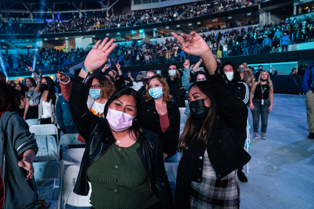 Asistentes disfrutando del Vax Live concert en SoFi Stadium el 02 de mayo del 2021. / Fotografía: Getty Images.