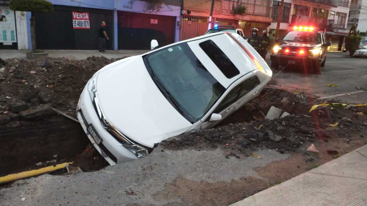 Automovilista cae en zanja, por obras de mantenimiento. (Carlos Tejeda)