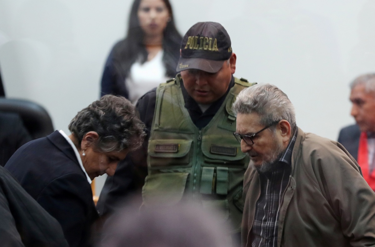 El entonces congresista Francisco Sagasti con el ex líder de sendero Luminoso, Abimael Guzmán, (Reuters / Archivo)
