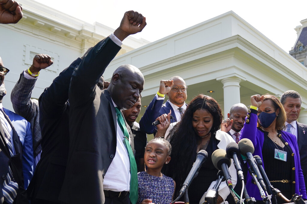 La familia de George Floyd al salir de la Casa Blanca. (AP)