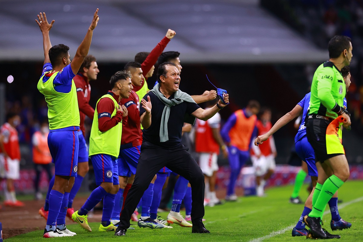Juan Reynoso en festejo tras triunfo de Cruz Azul sobre Pachuca (Imago7)