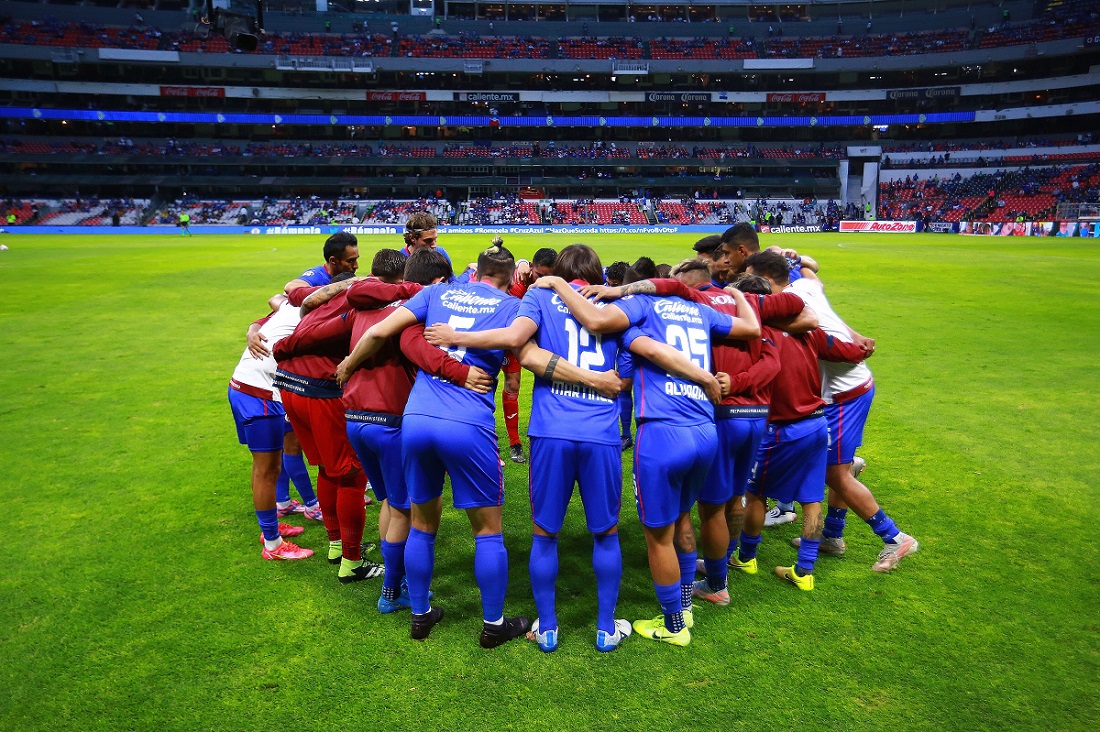 Jugadores de Cruz Azul en la cancha del Estadio Azteca (Imago7)