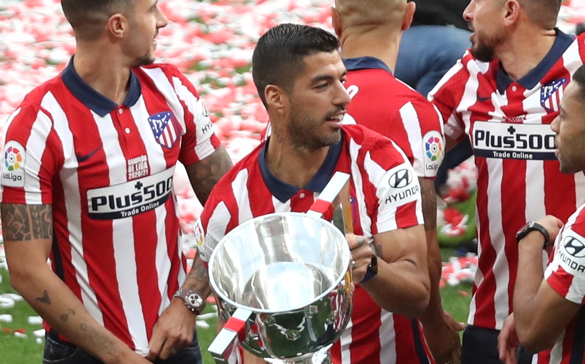 Luis Suárez con el trofeo de campeón de La Liga española (Reuters)