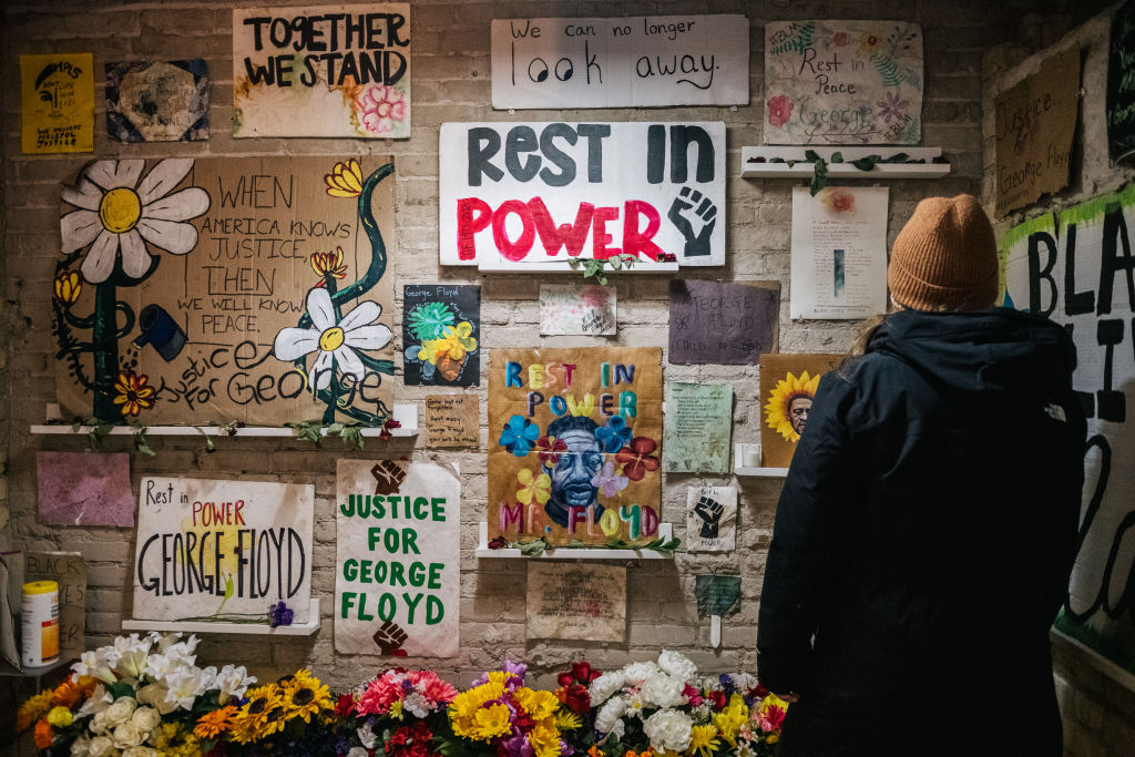 Una mujer rinde homenaje a George Floyd en Minneapolis, Minnesota. (Getty Images)