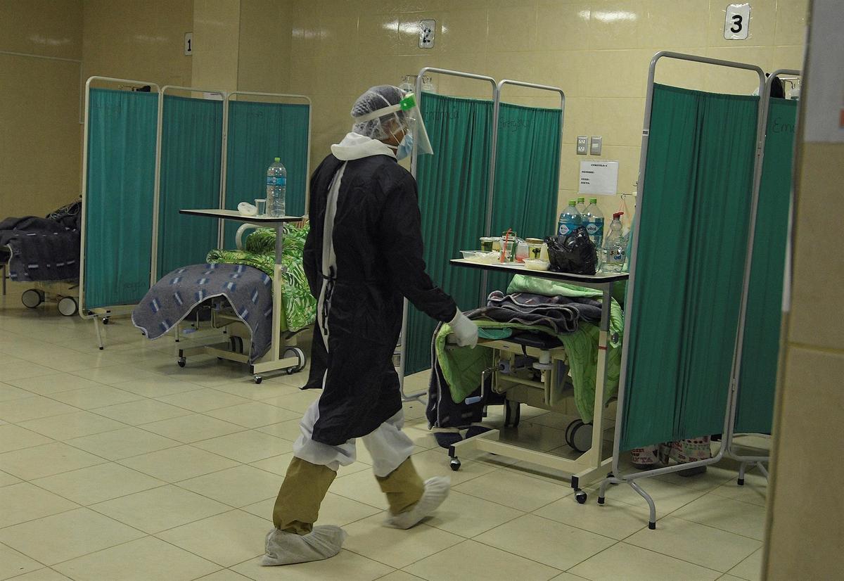 Personal médico en la sala de emergencias del Hospital del Sur de Cochabamba. |EFE