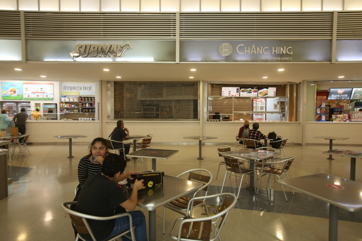 Pero para restaurantes y zonas de comida, ya se permite un aforo más del 30% de su capacidad. |Juan Carlos