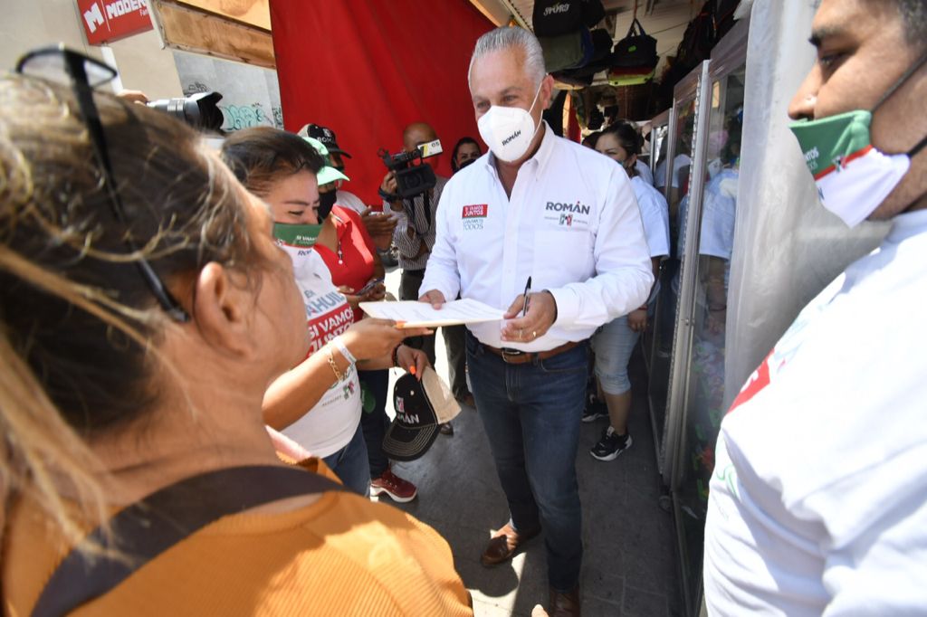 Román Alberto Cepeda recorrió el Mercado Juárez. (Especial)