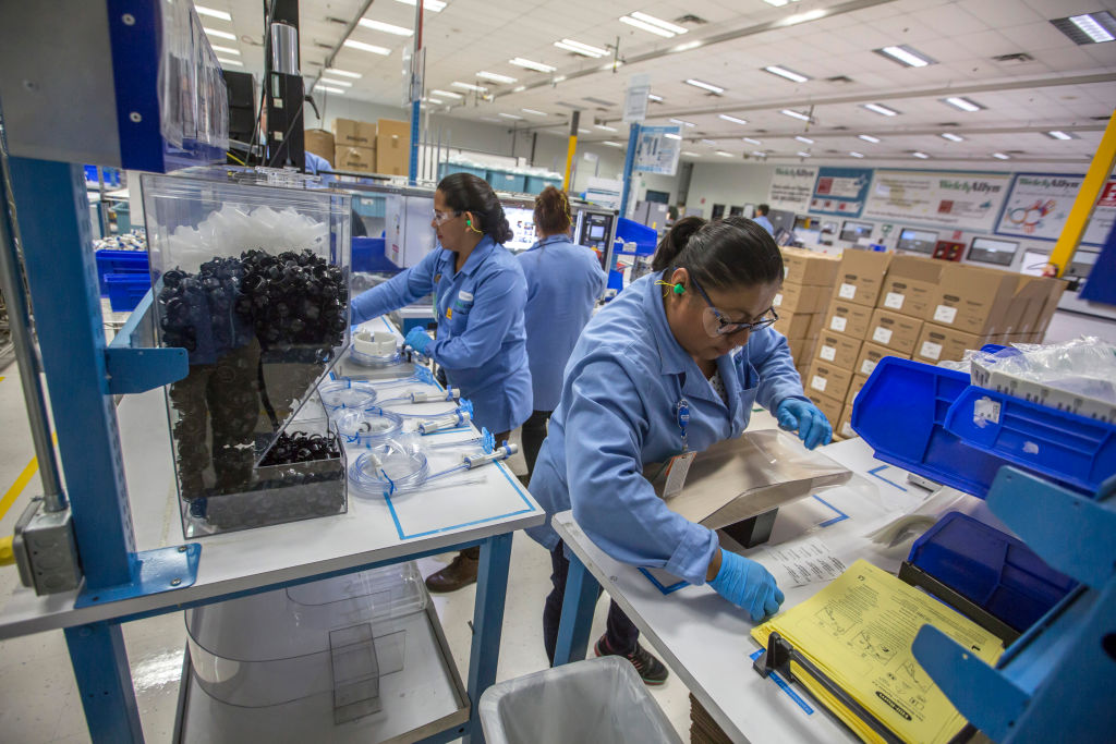 Trabajadoras de una planta industrial en la ciudad de Tijuana, México. / Getty Images.