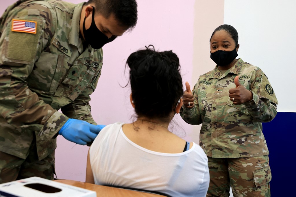 Estados Unidos continúa inyectando en varias entidades las dosis contra el covid-19. | AFP