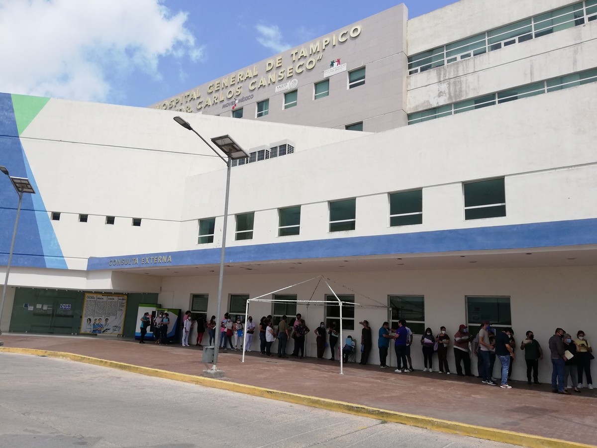 Vacunación a trabajadores el Hospital Carlos Canseco. (Elda Leticia Gutiérrez)