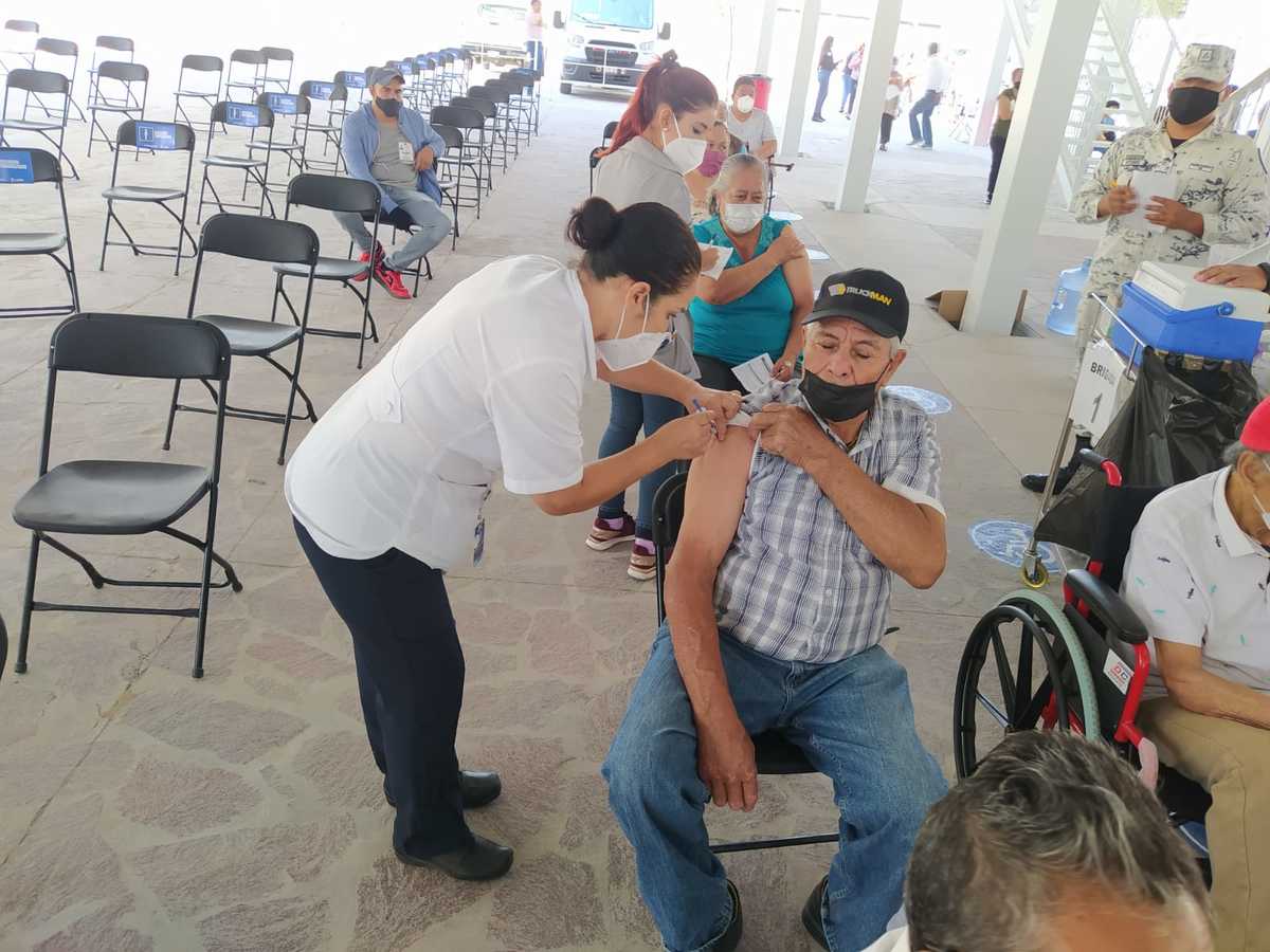 Adultos mayores de 60 años en León aprovechan y se vacunan. Foto: Dany Béjar.