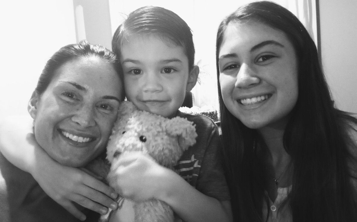 Aiden Leos con su madre, Joanna Cloonan, y su hermana, Alexis Cloonan. Orange, California. (Carla Lacy vía GOFUNDME)
