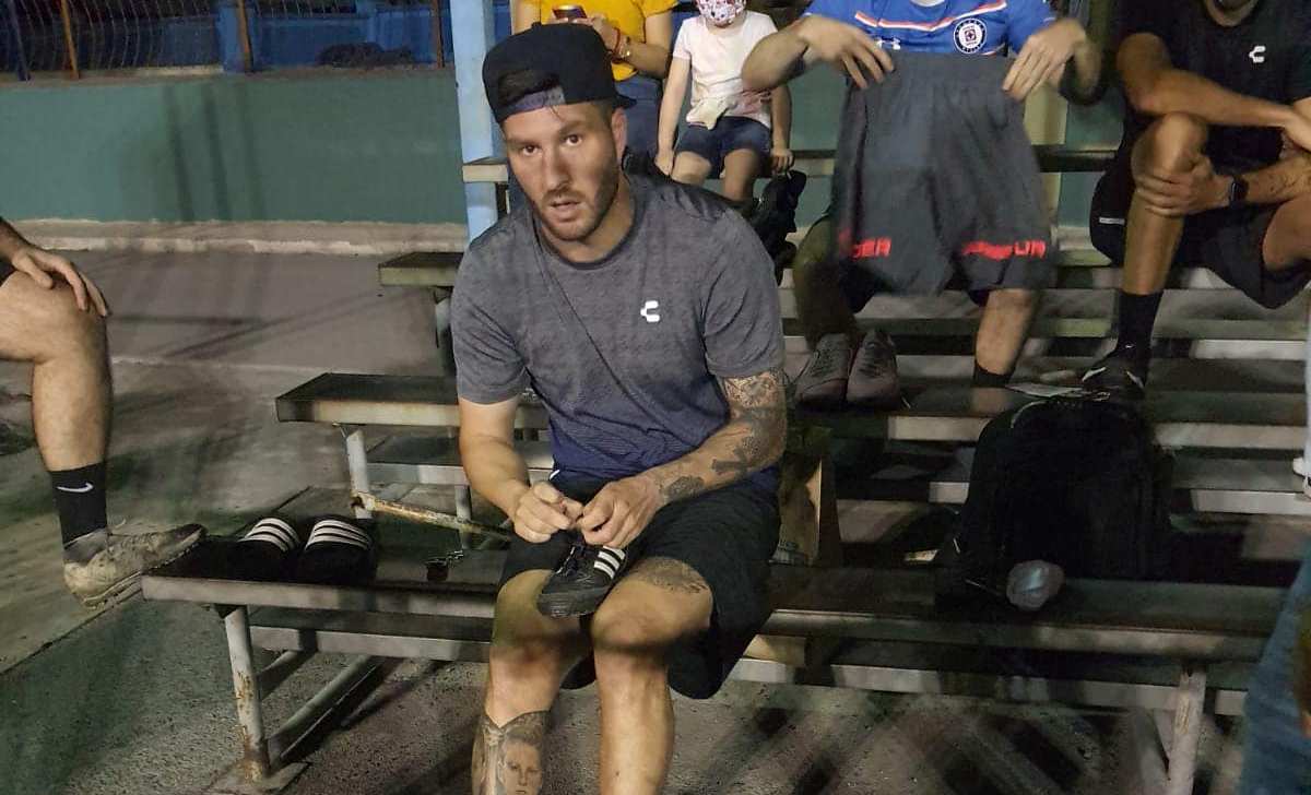 André Pierre Gignac jugando futbol 7 (Facebook: Armando Lean)