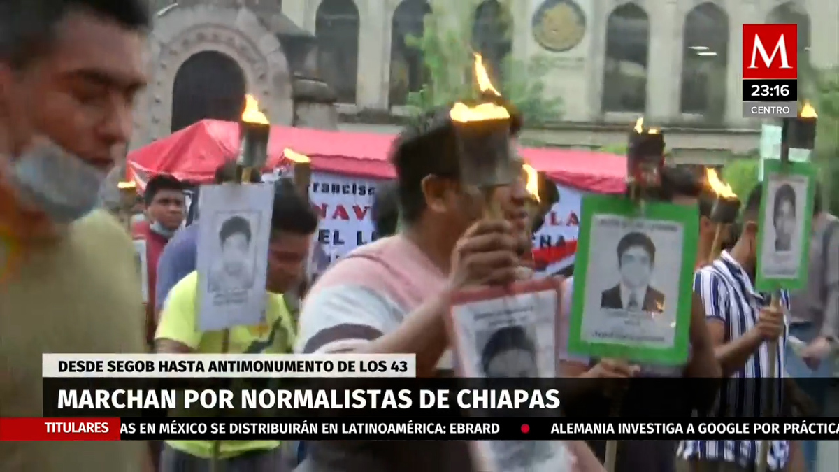 CdMx. Padres de los 43 marchan con antorchas al antimonumento