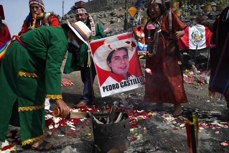 Chamanes peruanos realizan ritual para que Pedro Castillo gane.| Especial.