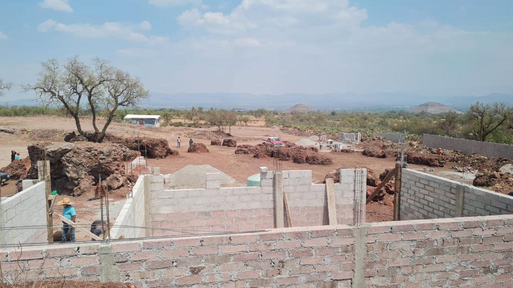 La construcción se realiza día y noche; al fondo a la derecha se aprecia una de las pirámides. (Foto: Jane Kadala)