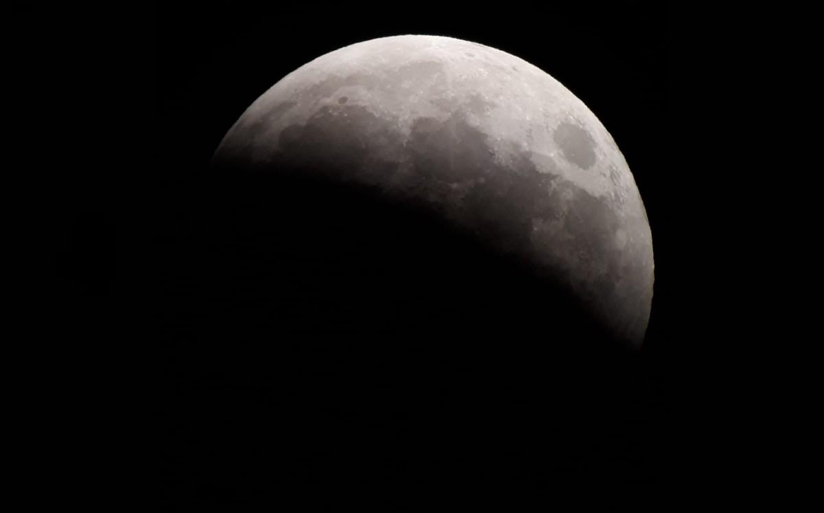Eclipse lunar es opacado por nubes en Monterrey