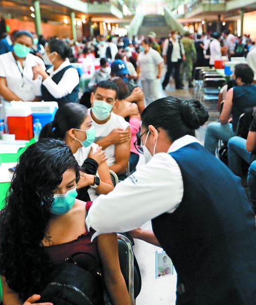Se estima un suministro global de 6 mil millones de dosis a finales de 2021. Sashenka Gutiérrez/EFE