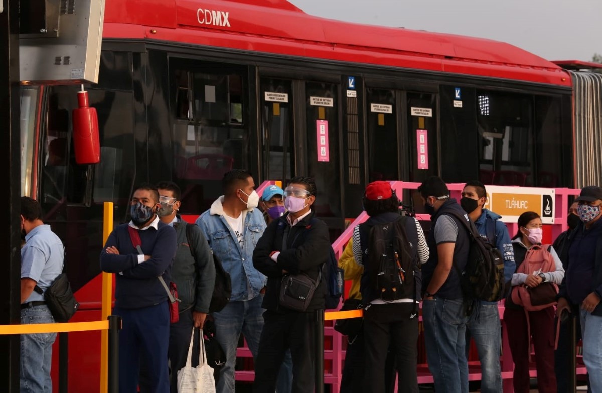 La línea del Metrobús recorre la avenida Tláhuac, en el mismo horario que el Metro. | Octavio Hoyos