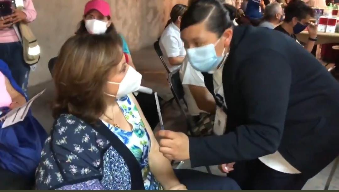 Martha Delgado recibe primera dosis de vacuna contra covid-19. (Adyr Corral)
