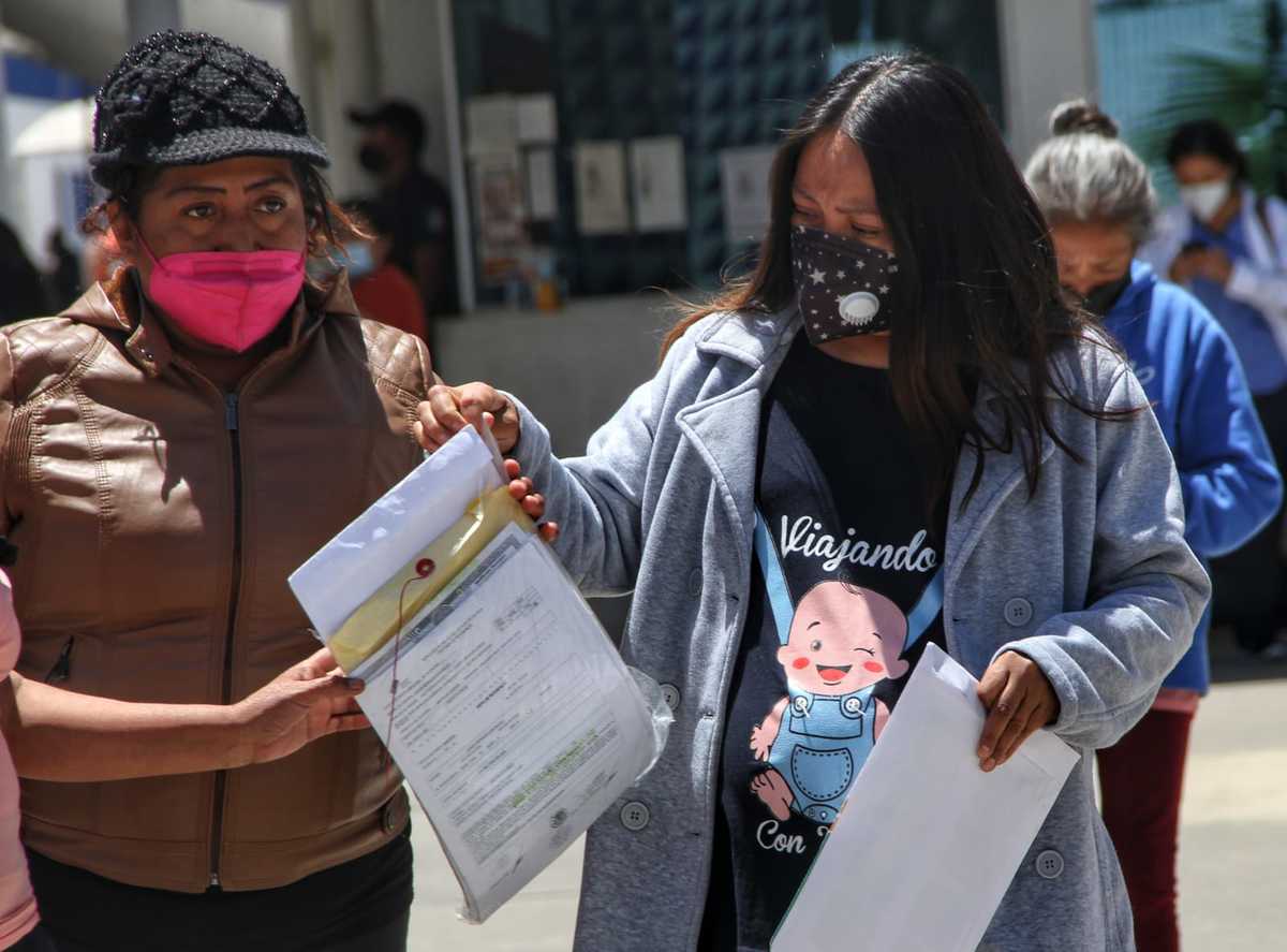 Una mujer embarazada sale del Hospital General del Sur. (Melanie Torres)