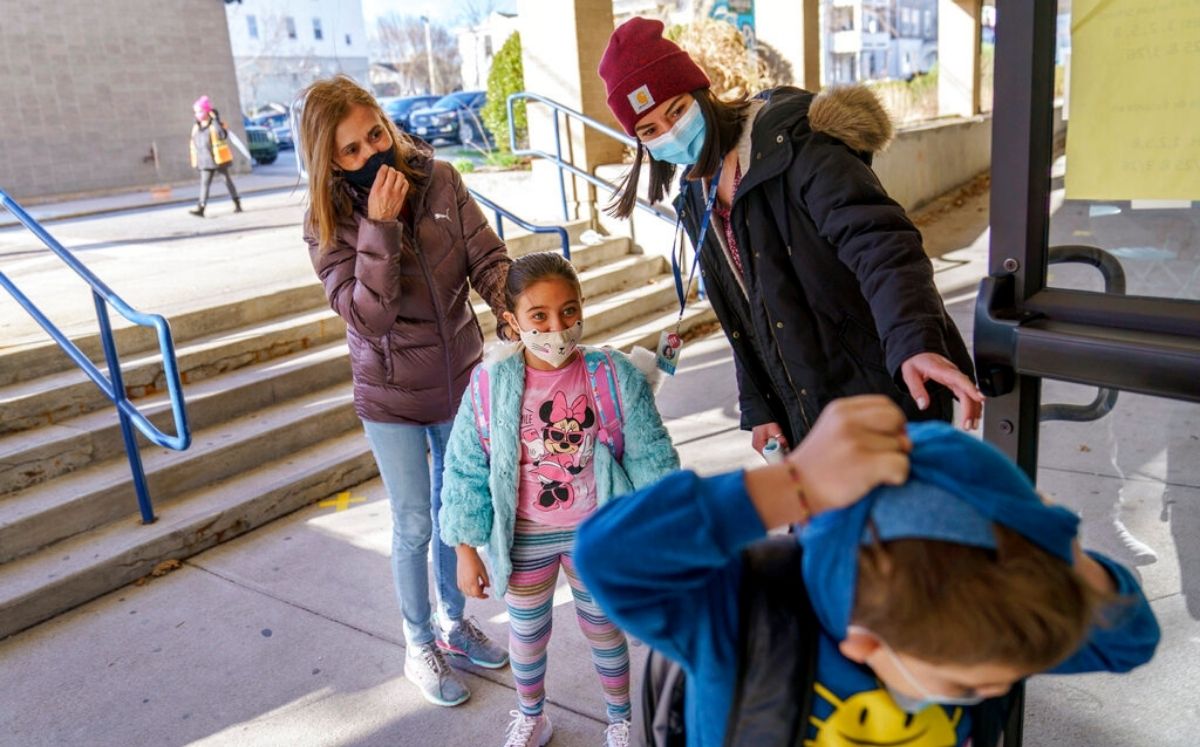 Regreso a clases en un colegio de Central Falls, Rhode Island, el 29 de marzo del 2021. (Foto AP/David Goldman)