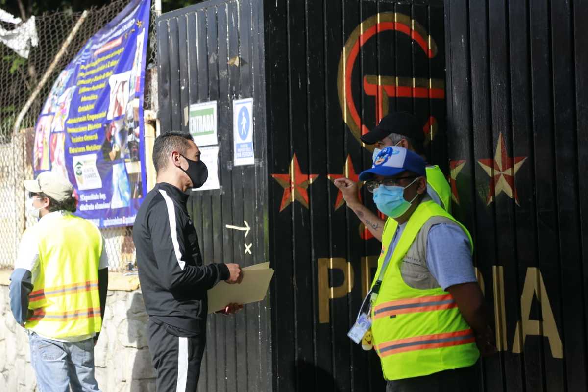 Vacunación anticovid-19 a docentes en Puebla. (Andrés Lobato)